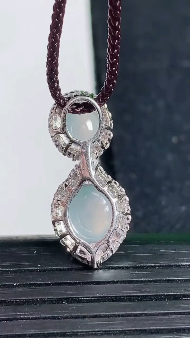 天然A货翡翠925银 飘花蛋面吊坠尺寸14.2-11.1-7.7裸石9.7-8.3重量:2.95g
3月19日