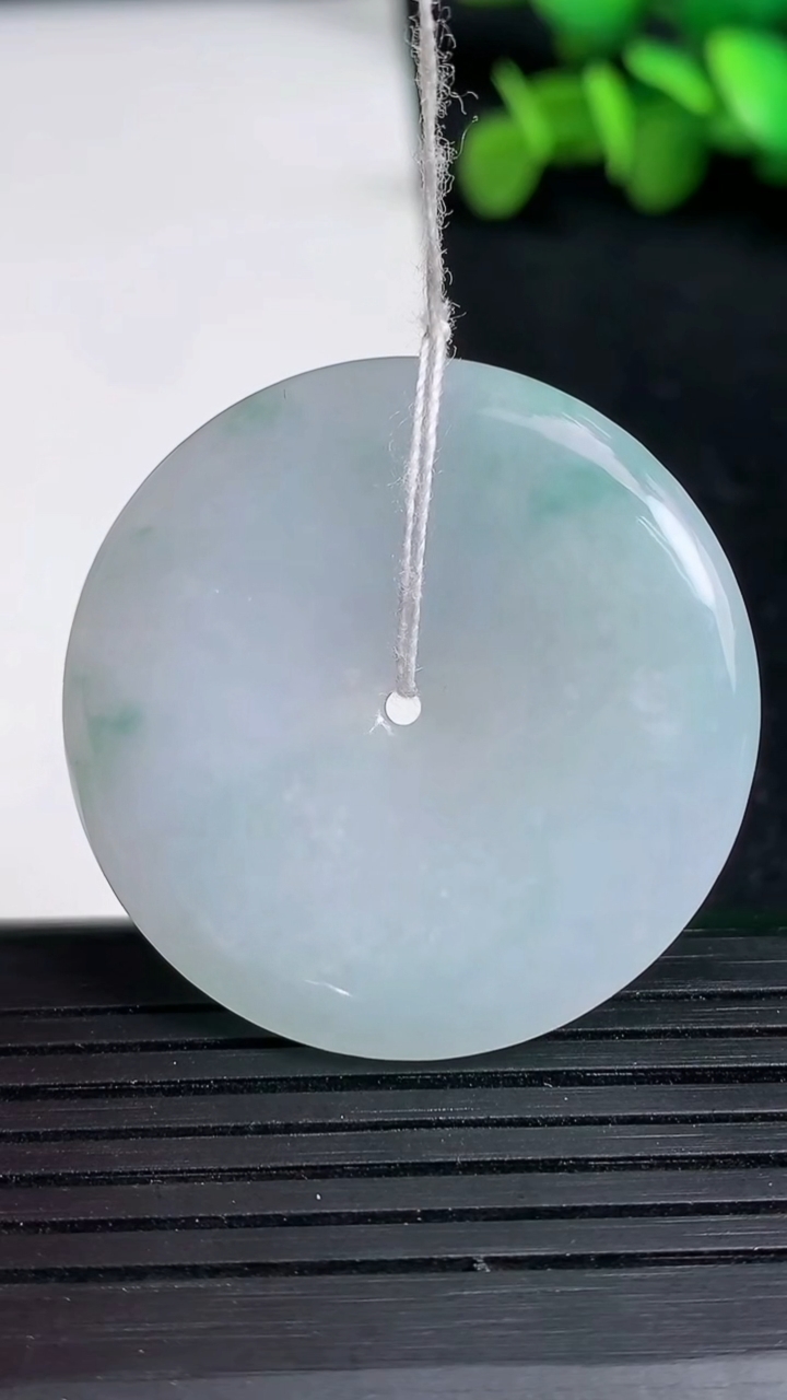 天然A货翡翠飘花平安扣吊坠尺寸35.8-5.9重量:16.65g
3月19日