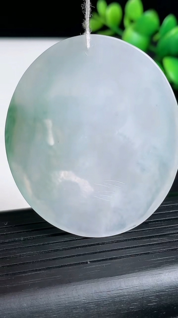 天然A货翡翠生肖兔吊坠尺寸52.4-45.8-5.7重量:24.80g
3月19日