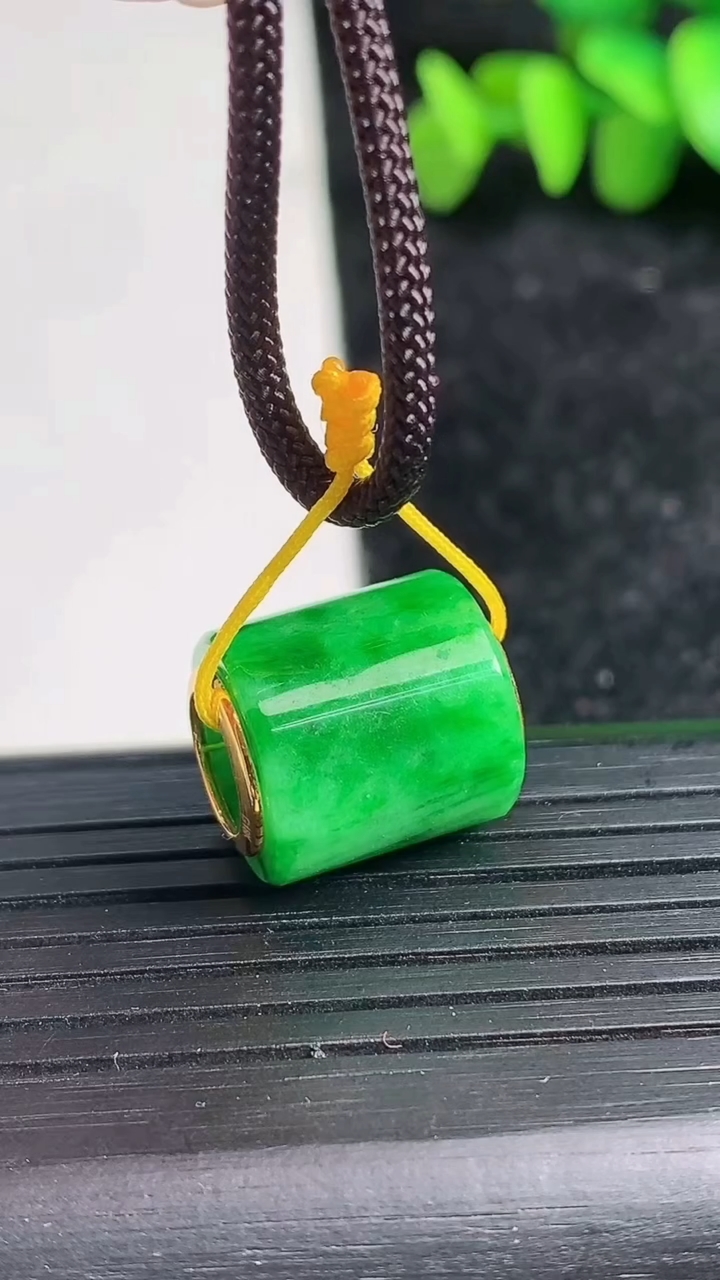 天然A货翡翠路路通吊坠尺寸13.3-15.1重量:4.33g
3月19日