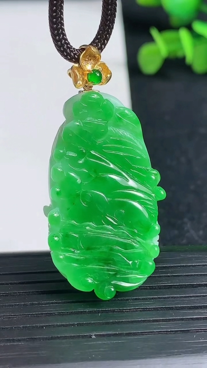 天然A货翡翠白菜吊坠尺寸35.3-20.2-10.2重量:11.71g
3月19日