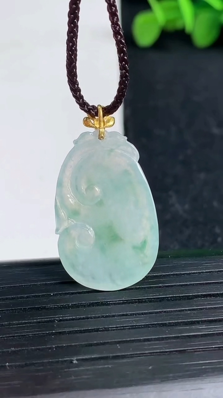 天然A货翡翠种飘花如意吊坠尺寸25.3-16.1-3.3重量:2.36g
3月19日