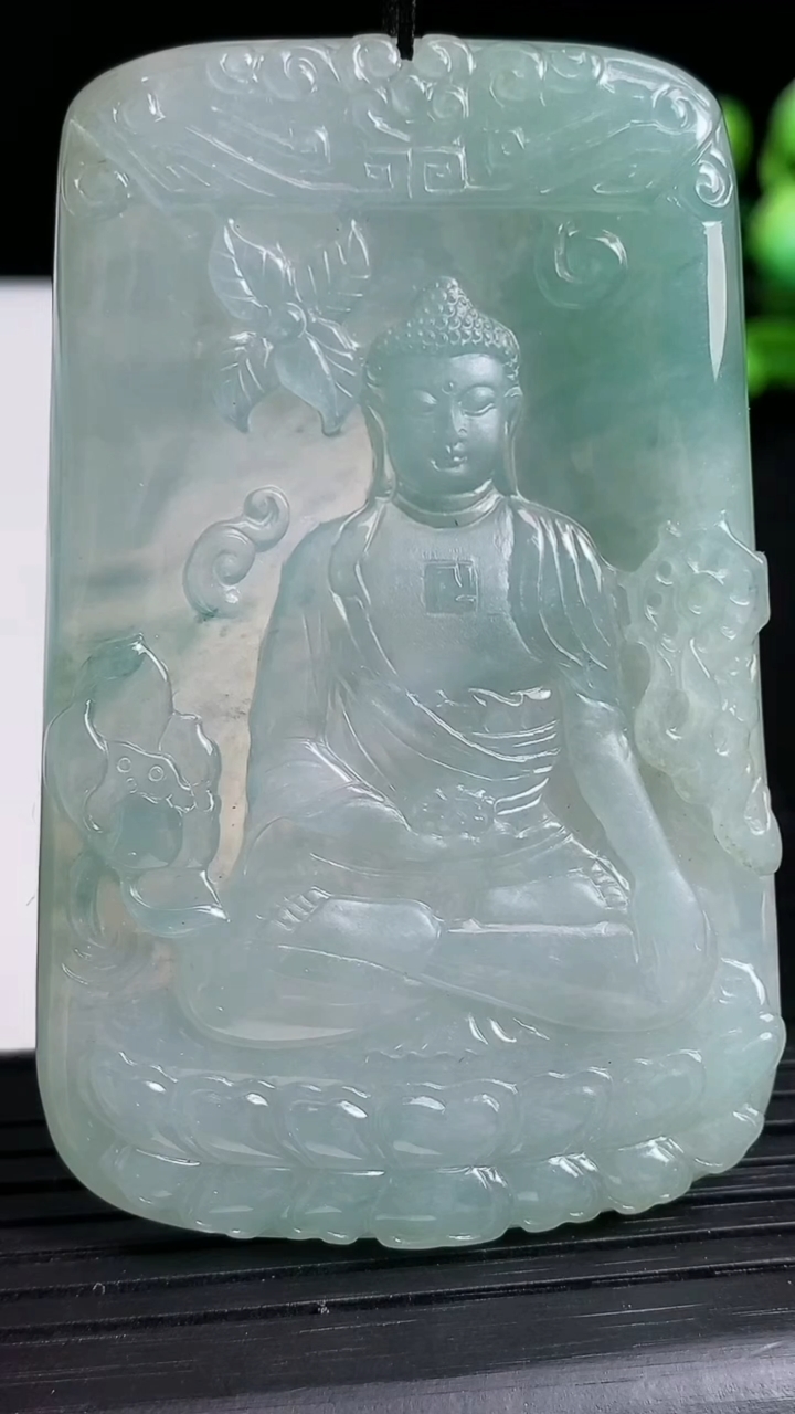 天然A货翡翠阿弥陀佛吊坠尺寸68.1-44.1-5.4重量:43.47g
3月19日