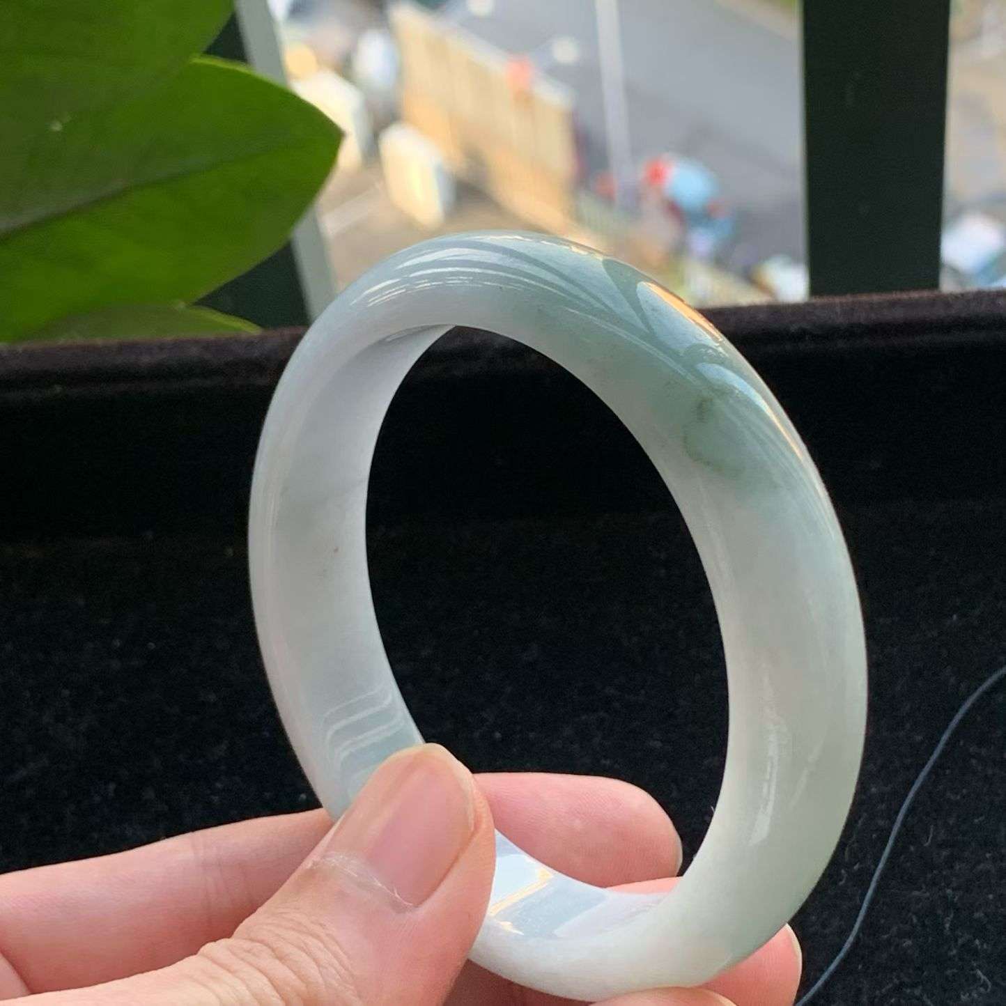 A货天然翡翠冰糯种浅绿手镯58.4圈重量76.67
3月19日