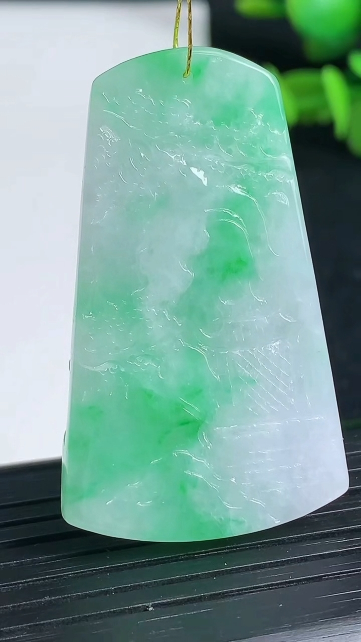 天然A货翡翠山水牌吊坠尺寸45.4-27-7重量:17.51g
3月19日