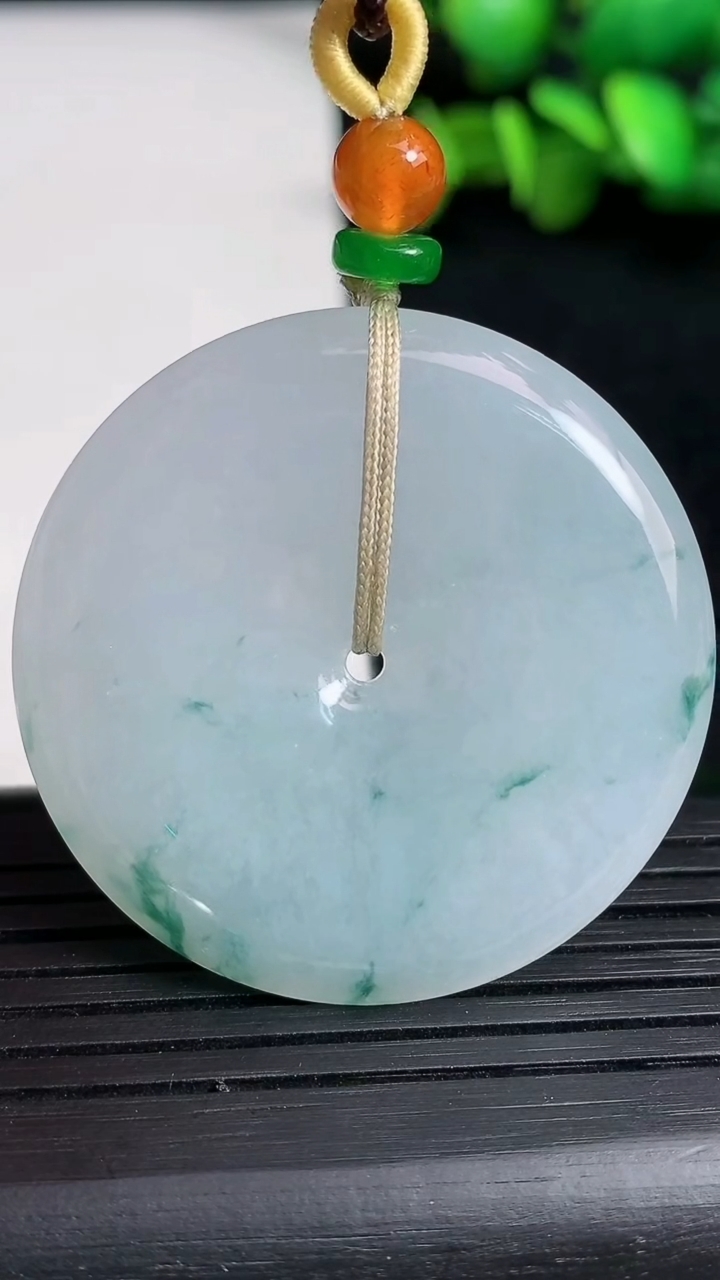 天然A货翡翠飘花平安扣吊坠尺寸39.5-5.9重量:20.95g
3月19日