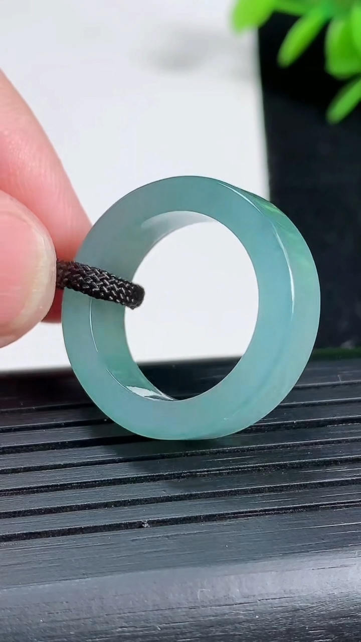 天然A货翡翠方形指环戒指尺寸18.1-6.6-3.6重:5.43g2026年3月19日
工厂直销收藏佳品,种好水足，色泽均匀，有种有色，上手高大气！
84