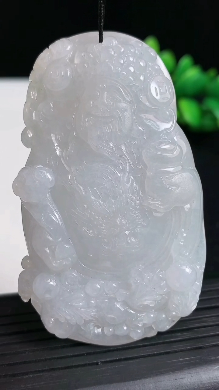 天然A货翡翠财神爷吊坠尺寸69.3-40-9.2重量:50.38g
3月19日
