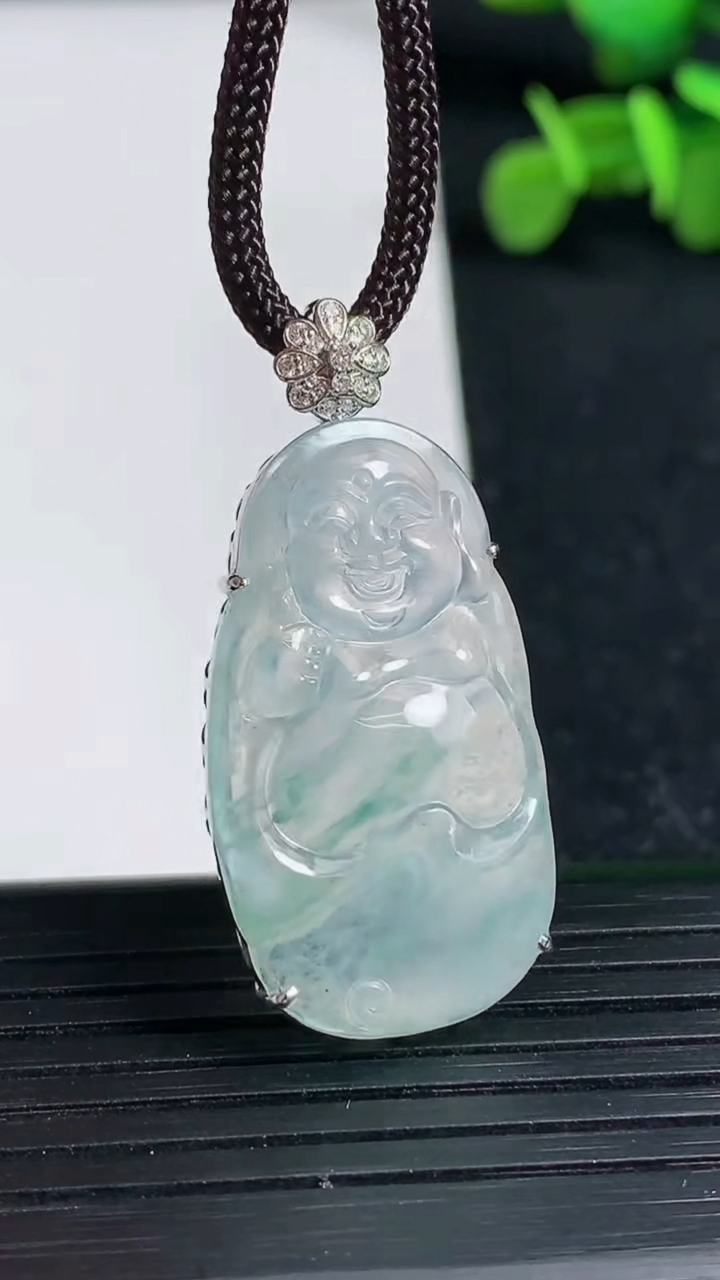 天然A货翡翠种飘花弥勒佛吊坠尺寸31-17.2-5.6重量:4.55g
3月19日