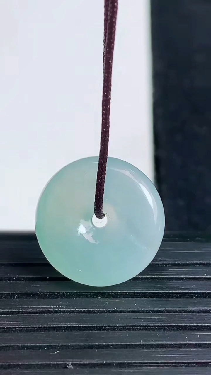 天然A货翡翠平安扣吊坠尺寸16.4-4.9重量:3.09g
3月19日