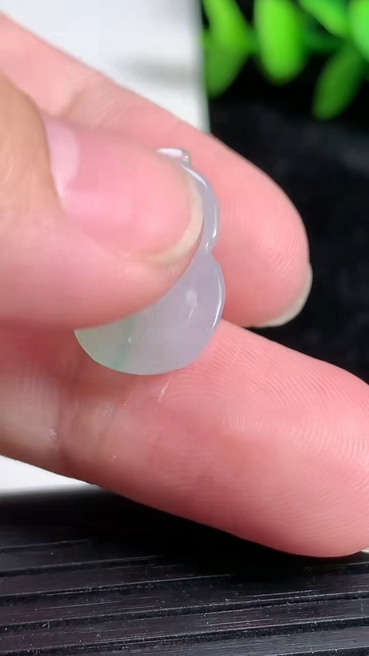 天然A货翡翠葫芦镶嵌件尺寸20.3-12.2-5.2重:2.12g
3月19日
514