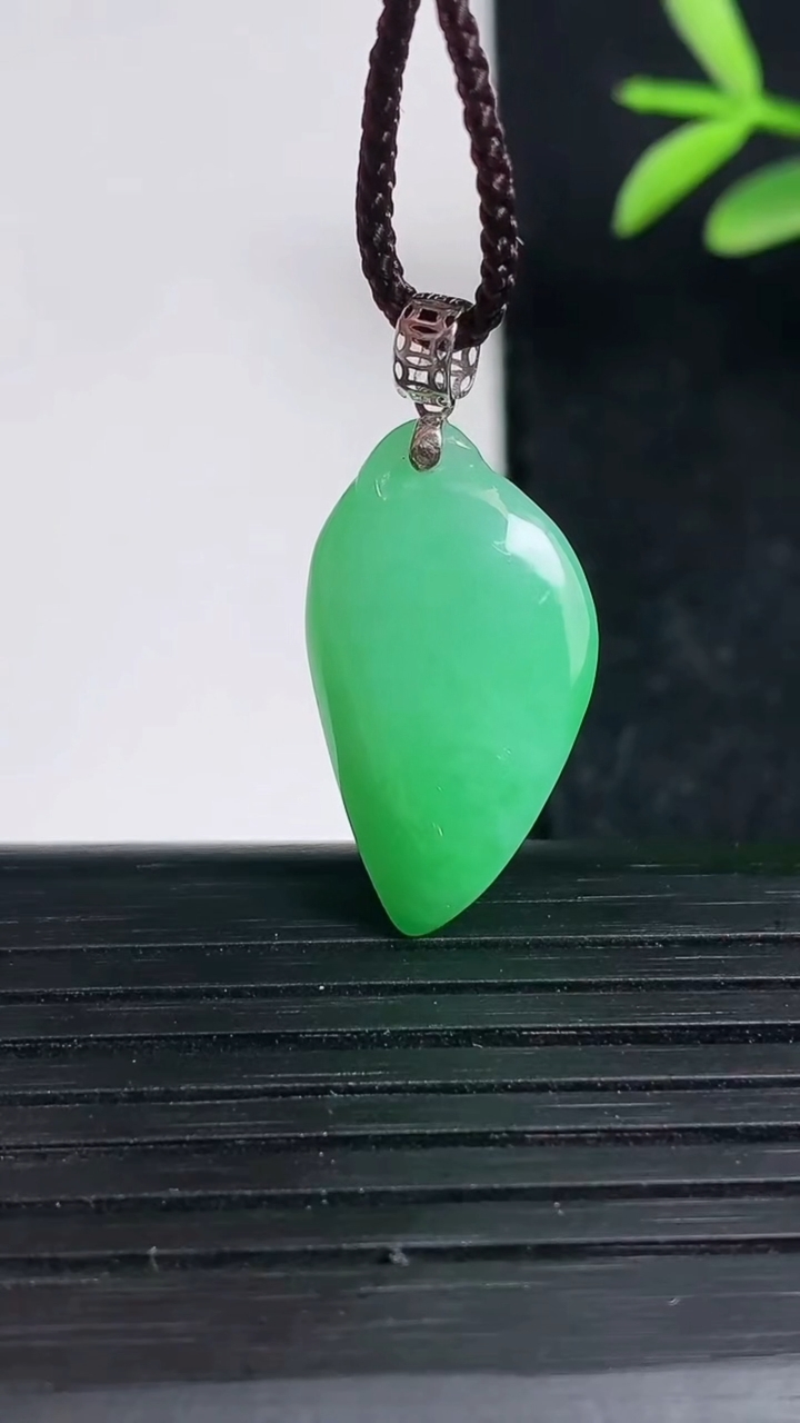 天然A货翡翠福瓜吊坠尺寸23.2-12.6-7.7重量:3.45g
3月19日