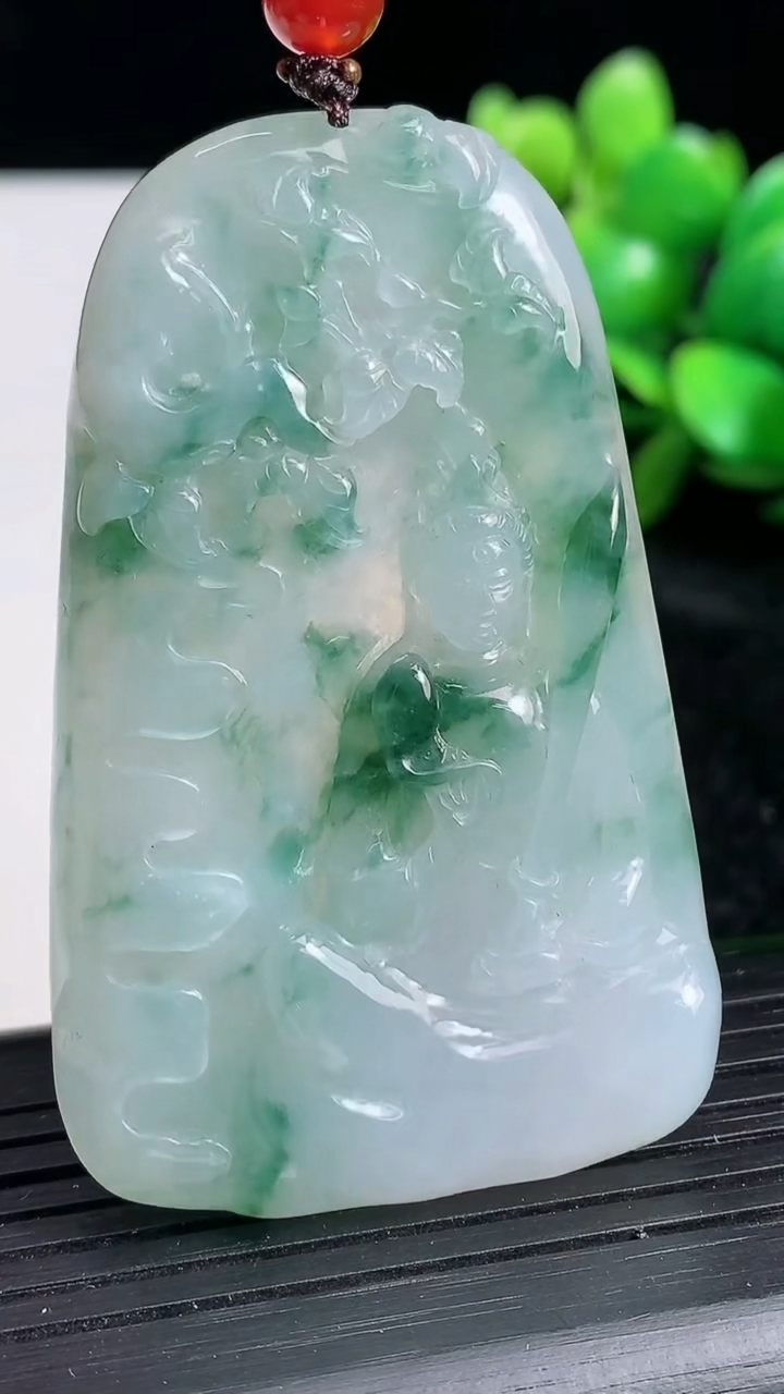 天然A货翡翠飘花虚空藏菩萨吊坠尺寸58-36.7-6.6重:27.99g
3月19日
322