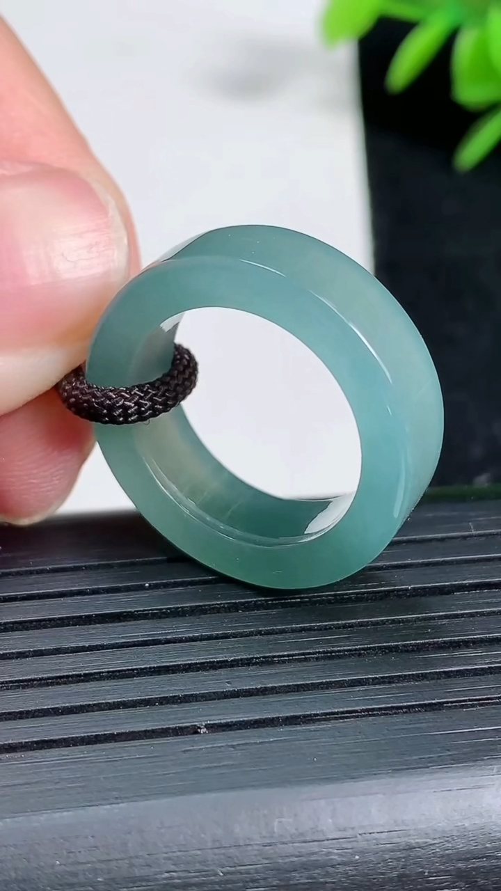 天然A货翡翠方形指环戒指尺寸18.1-6.6-3.6重:5.43g2026年3月19日
工厂直销收藏佳品,种好水足，色泽均匀，有种有色，上手高大气！
84