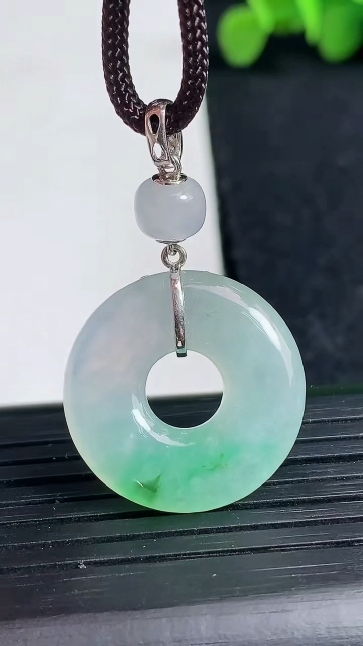 天然A货翡翠平安环吊坠尺寸21.9-4.7重量:5.47g
3月19日