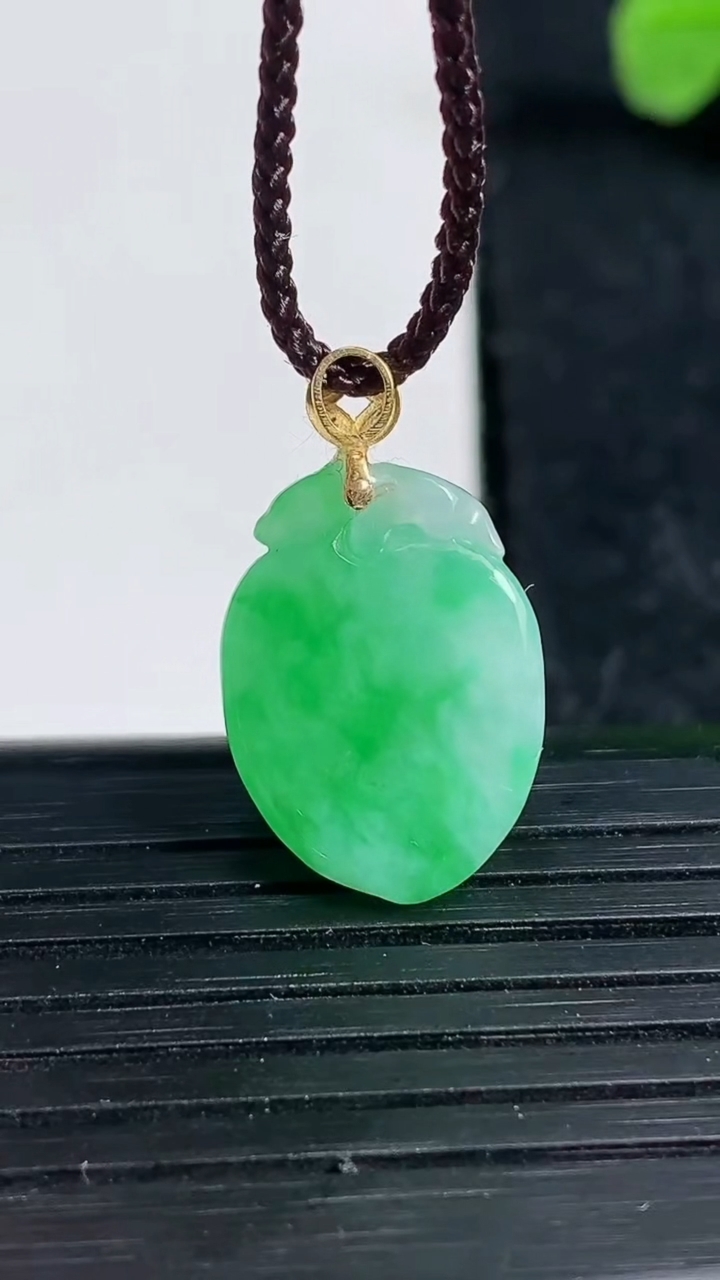 天然A货翡翠寿桃吊坠尺寸18-12.9-6.9重量:2.76g
3月19日