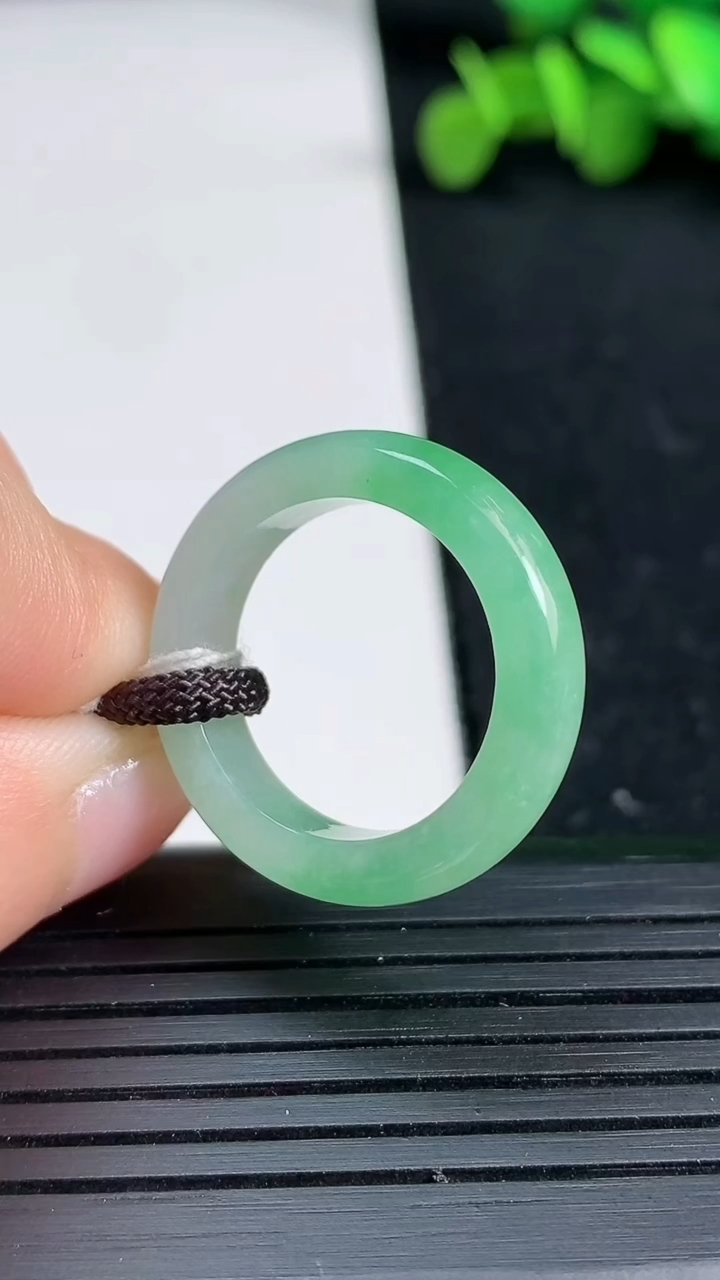 天然A货翡翠指环戒指尺寸17.6-4.9-3.5重量:3.96g2026年3月19日
工厂直销收藏佳