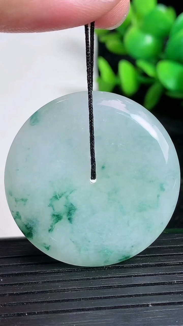 天然A货翡翠飘花平安扣吊坠尺寸37.2-5.7重量:17.51g
3月19日