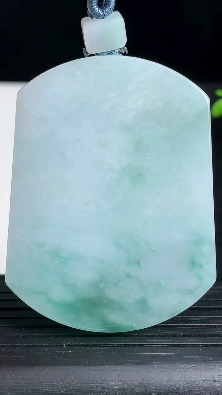 天然A货翡翠飘花无事牌吊坠尺寸56.2-43-6重量:43.34g
3月19日