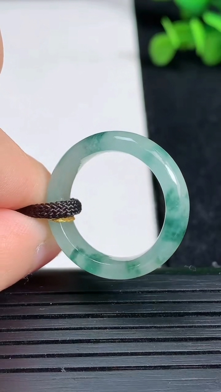 天然A货翡翠冰种飘花指环戒指尺寸18.1-5.3-3.2重量:3.37g2026年3月19日
工厂直销收藏佳品,种好水足，色泽均匀，有种有色，上手高大气！