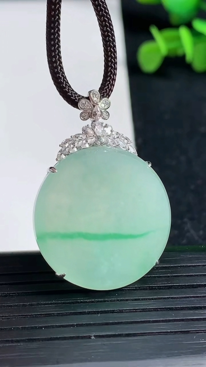 天然A货翡翠无事牌吊坠尺寸35.7-25.3-6.7重量:7.29g
3月19日