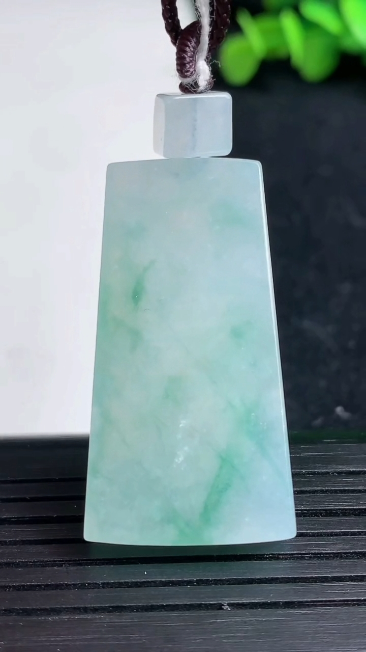 天然A货翡翠冰种飘花无事牌吊坠尺寸37.5-20.6-5.9重量:14.85g
3月19日