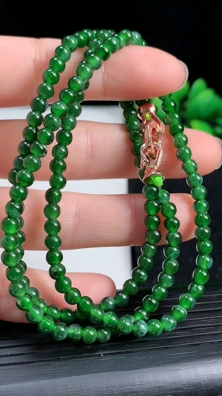 天然A货翡翠小米珠项链尺寸4-147颗重量:15.44g
3月19日