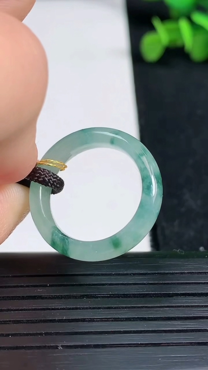 天然A货翡翠冰种飘花指环戒指尺寸18.1-5.3-3.2重量:3.37g2026年3月19日
工厂直销收藏佳品,种好水足，色泽均匀，有种有色，上手高大气！