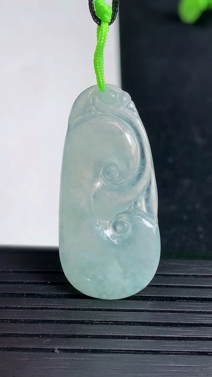 天然A货翡翠如意吊坠尺寸37-17.1-3.4重量:4.57g
3月19日