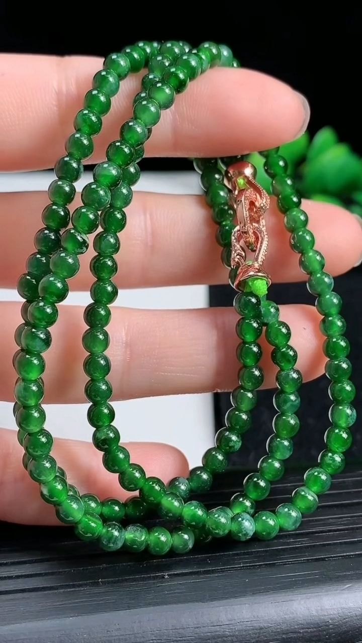 天然A货翡翠小米珠项链尺寸4-147颗重量:15.44g
3月19日