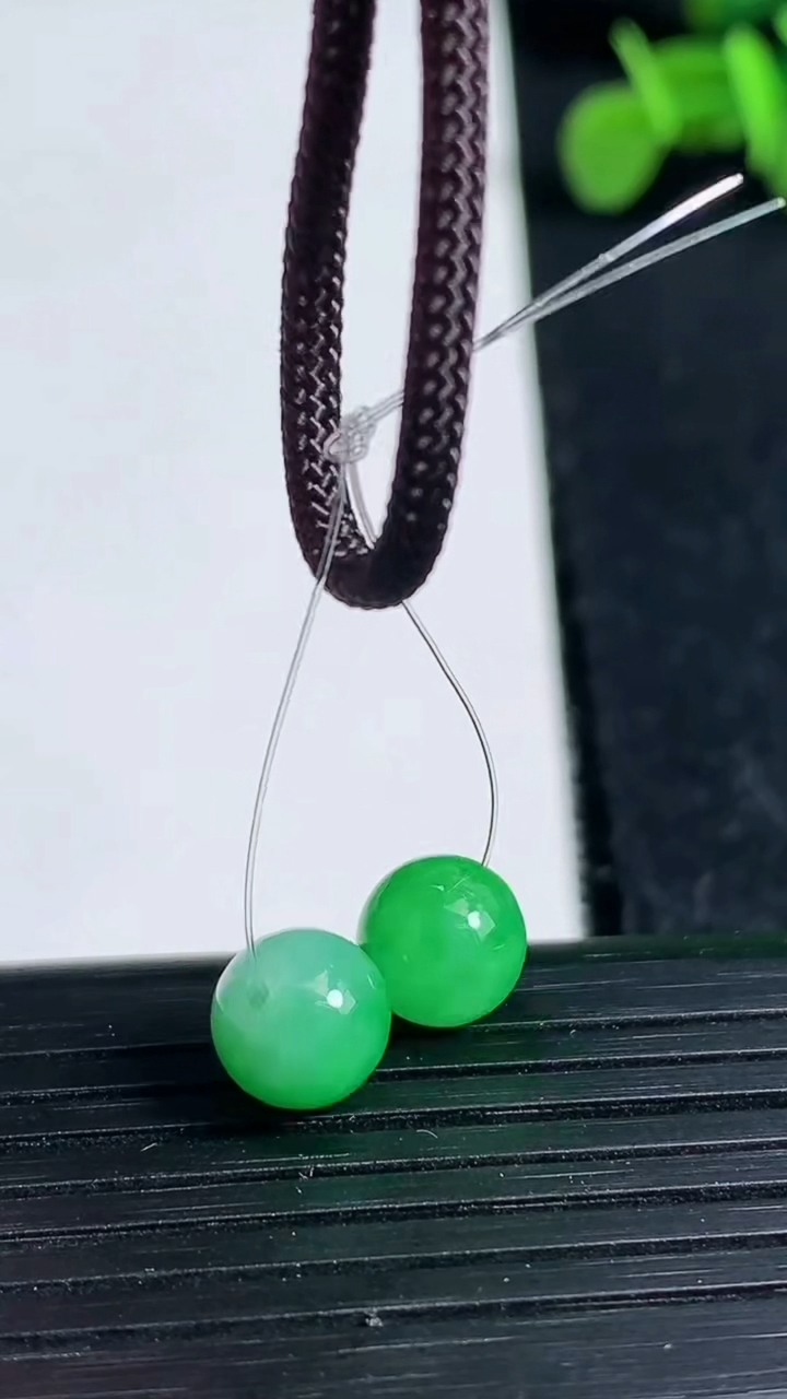天然A货翡翠圆珠吊坠一对尺寸7.8重量:1.57g3月19日
工厂直销收藏佳品,种好水足，色泽均匀，有种有色，上手高大气！