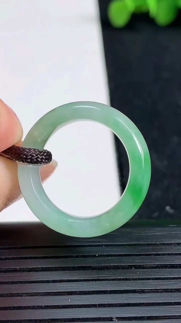 天然A货翡翠指环戒指尺寸17.7-5.6-3.6重量:4.28g2026年3月19日
工厂直销收藏佳品,种好水足，色泽均匀，有种有色，上手高大气！