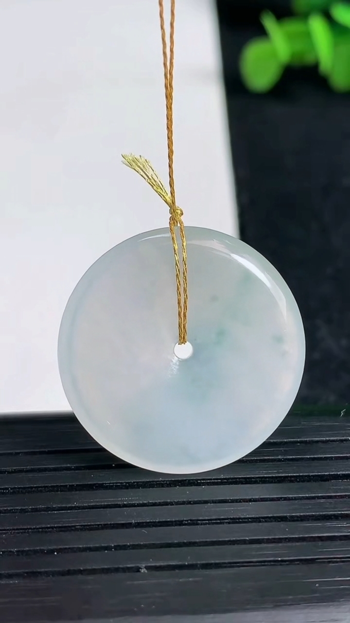 天然A货翡翠冰种飘花平安扣吊坠尺寸25.4-4.2重量:5.97g
3月19日