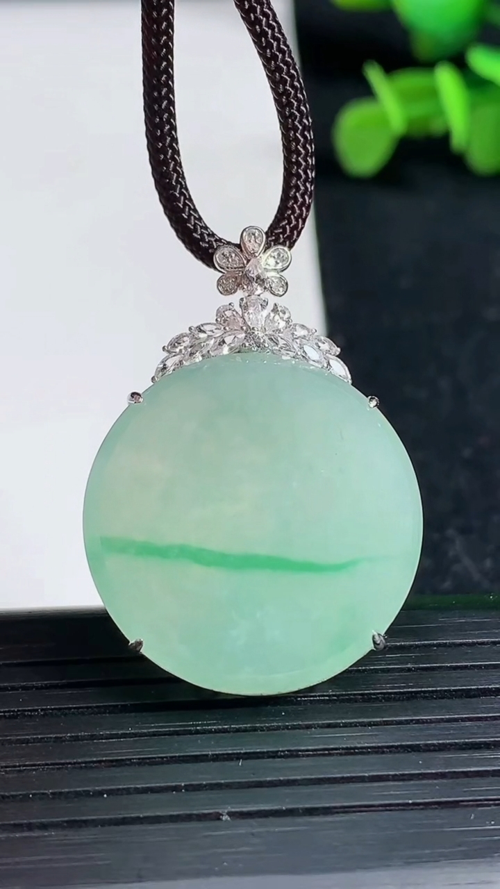 天然A货翡翠无事牌吊坠尺寸35.7-25.3-6.7重量:7.29g
3月19日