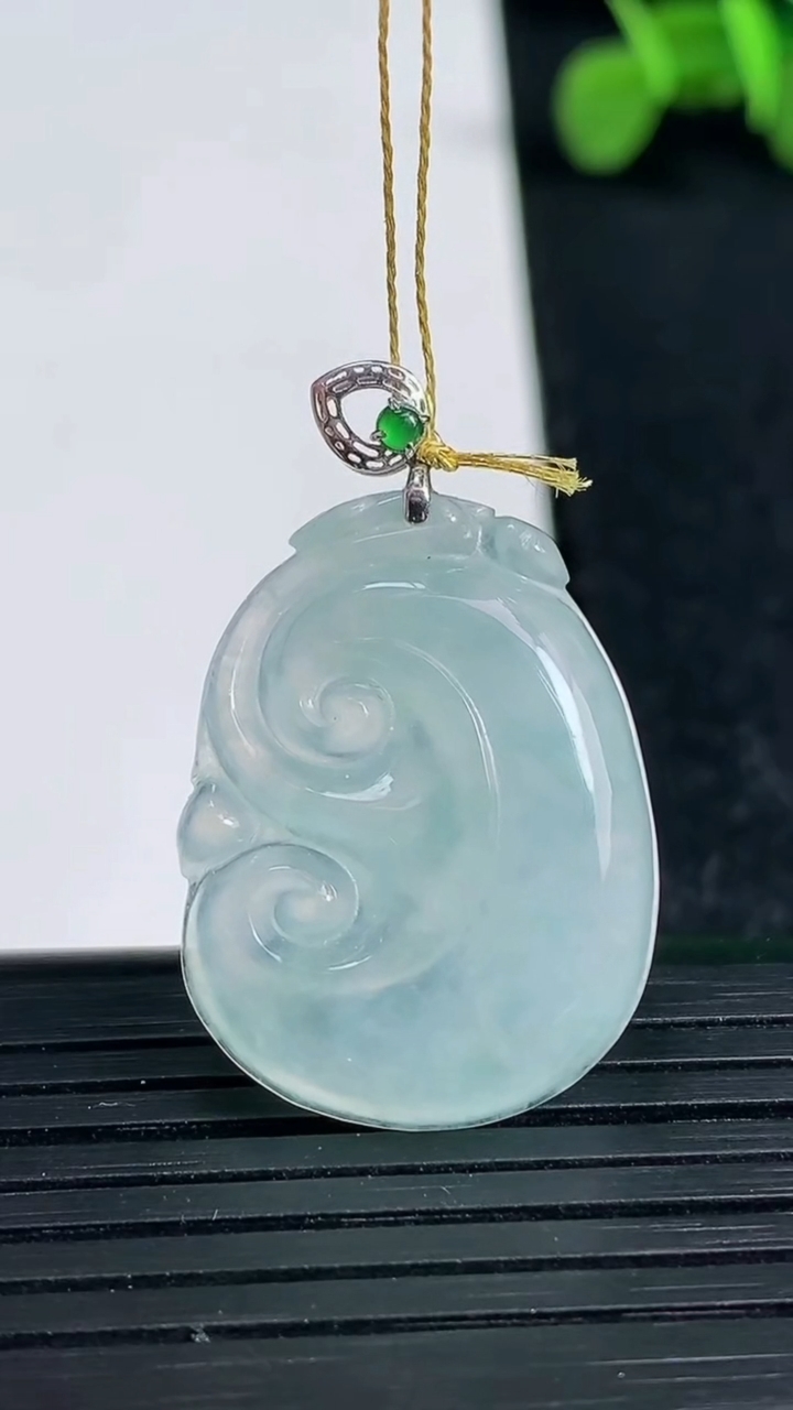 天然A货翡翠如意吊坠尺寸26.8-20.2-5.1重量:5.60g
3月19日