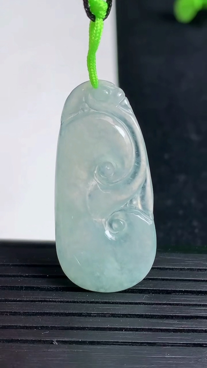 天然A货翡翠如意吊坠尺寸37-17.1-3.4重量:4.57g
3月19日