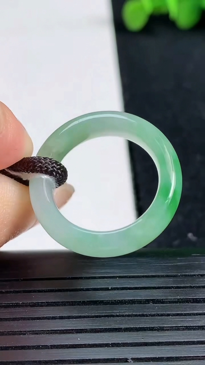 天然A货翡翠指环戒指尺寸17.7-5.6-3.6重量:4.28g2026年3月19日
工厂直销收藏佳品,种好水足，色泽均匀，有种有色，上手高大气！