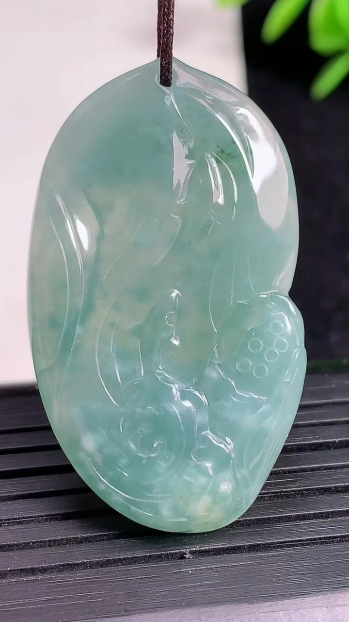 天然A货翡翠飘花年年有余吊坠尺寸41.3-24-4.5重:9.72g
3月19日
85