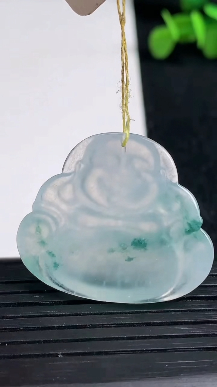 天然A货翡翠种飘花佛公镶嵌件尺寸27.7-32.5-6.2重量:8.93g
3月19日