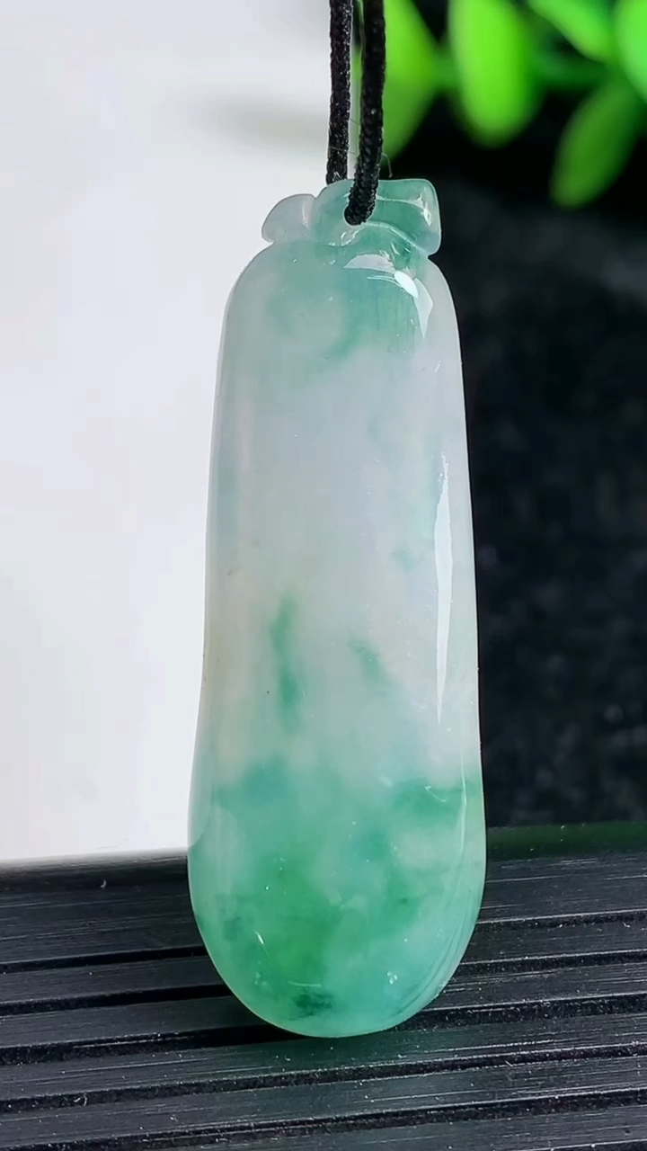 天然A货翡翠飘花福瓜吊坠尺寸39.3-15-5.2重:5.21g
3月19日
322