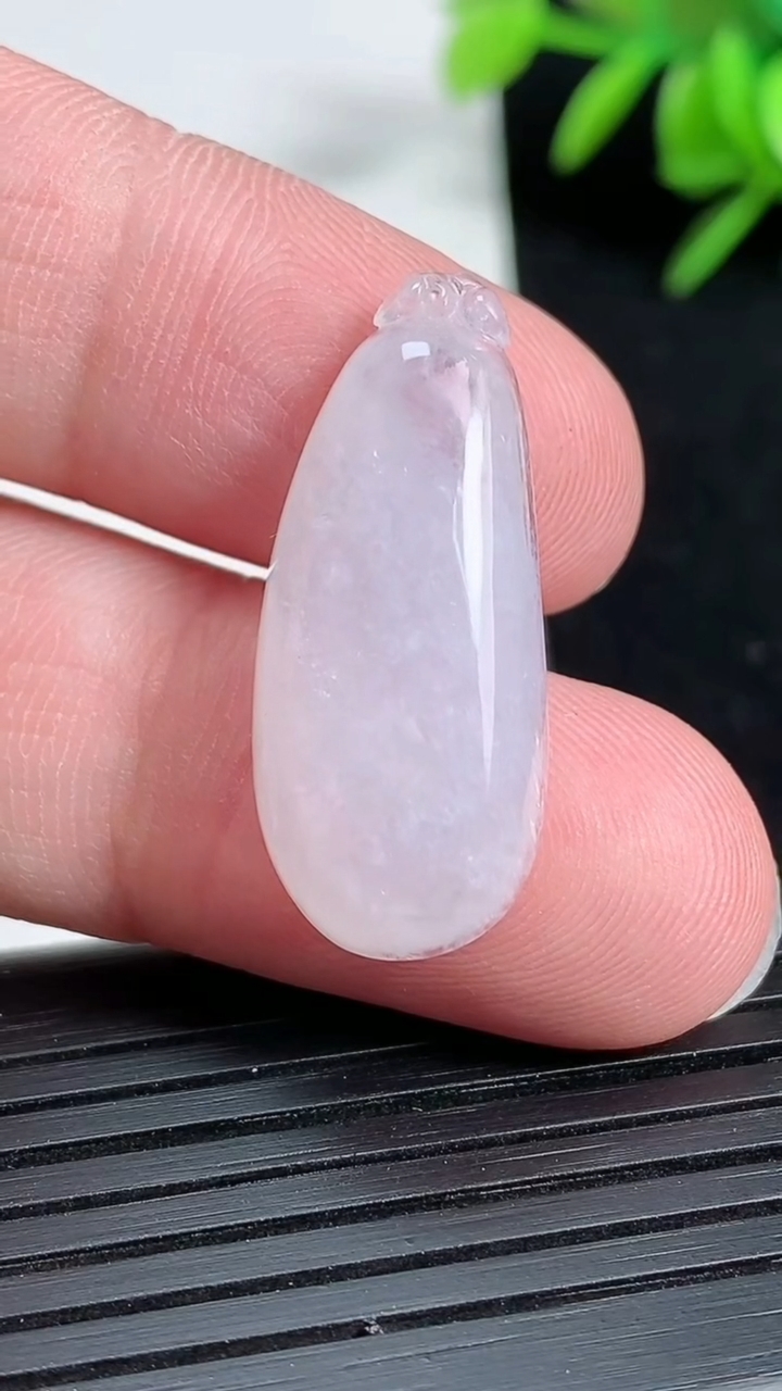 天然A货翡翠福瓜吊坠尺寸28.6-12.3-6重:3.97g
3月19日
637