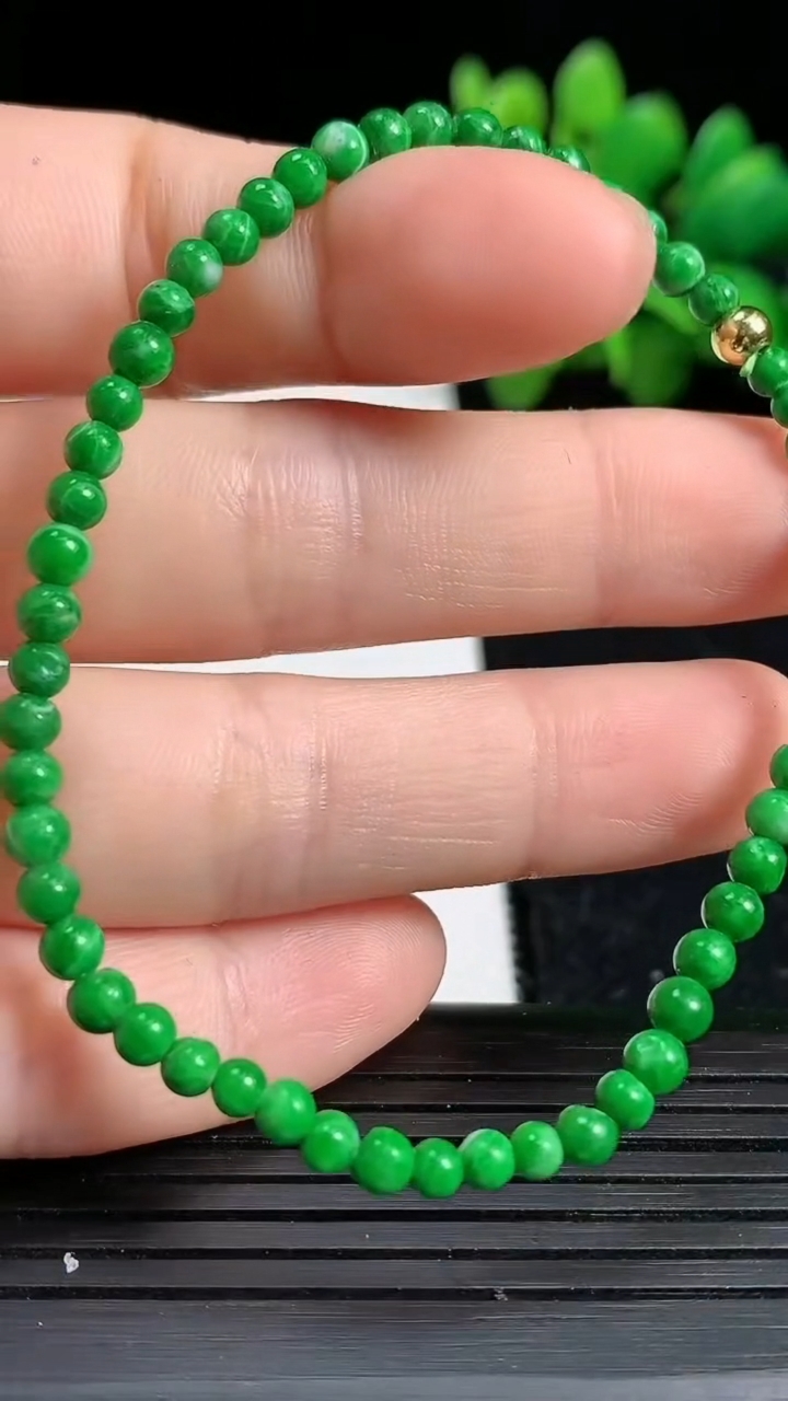 天然A货翡翠圆珠手串尺寸3.3-55颗重量:3.54g3月19日
工厂直销收藏佳品,种好水足，色泽均匀，有种有色，上手高大气！