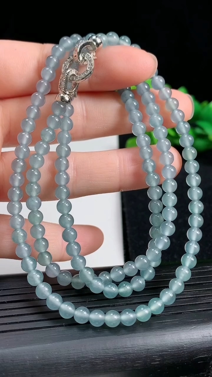 天然A货翡翠圆珠项链尺寸4.3-136颗重量:21.46g3月19日
工厂直销收藏佳品,种好水足，色泽均匀，有种有色，上手高大气！