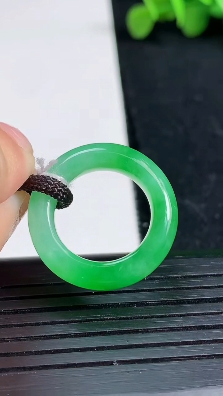 天然A货翡翠指环戒指尺寸15.5-5.5-4.2重量:4.43g2026年3月19日
工厂直销收藏佳品,种好水足，色泽均匀，有种有色，上手高大气！