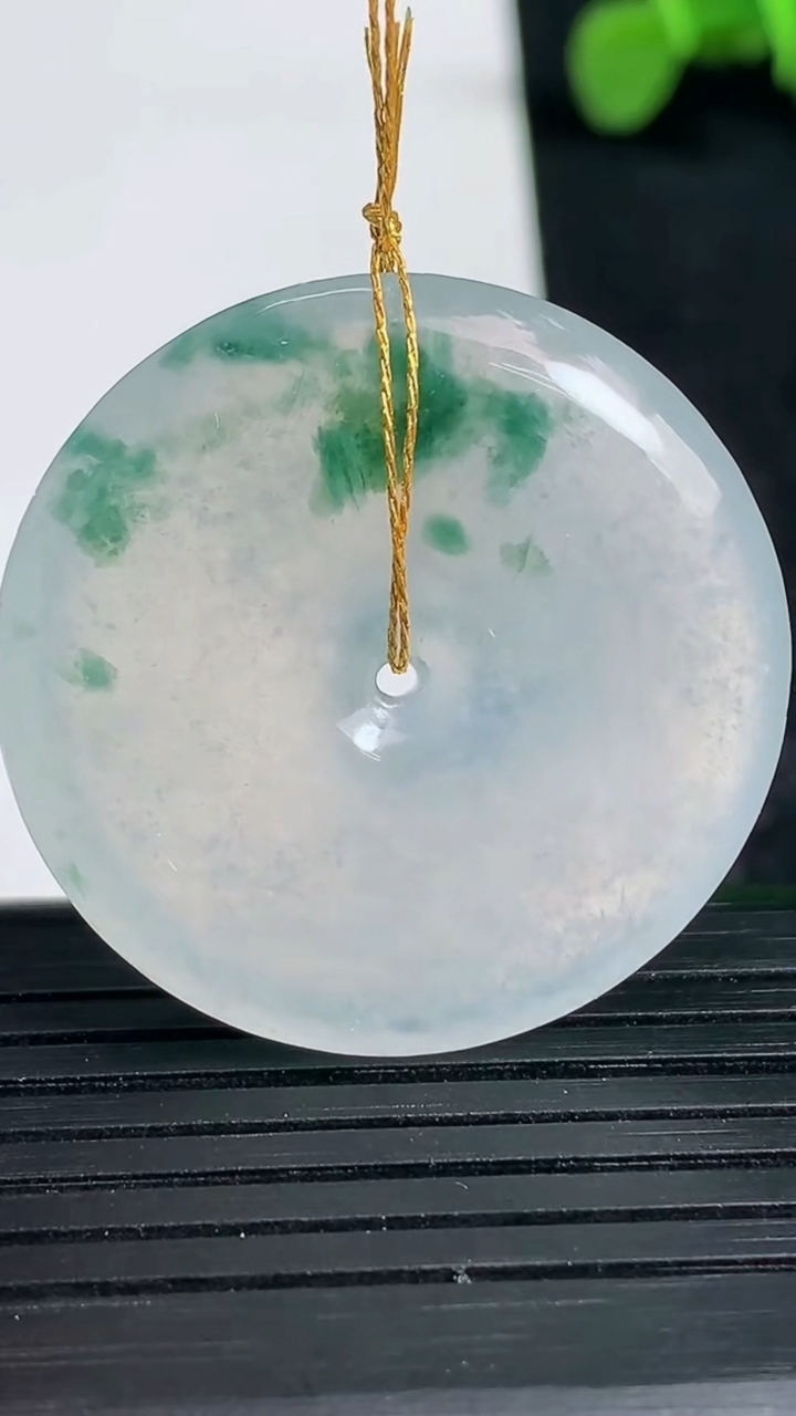 天然A货翡翠种飘花平安扣吊坠尺寸31.6-6.4重量:13.30g
3月19日