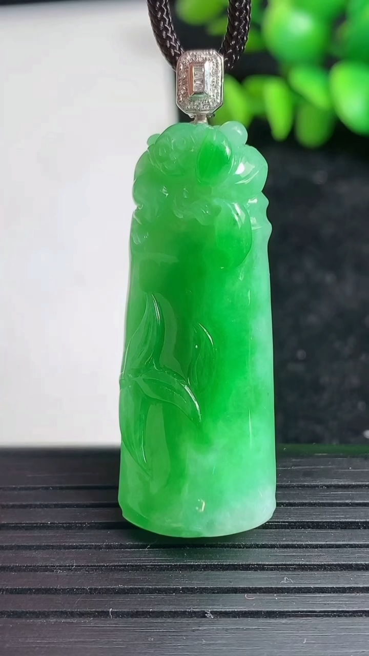 天然A货翡翠节节高升 竹节吊坠尺寸42-36.6-10重量:12.94g
3月19日