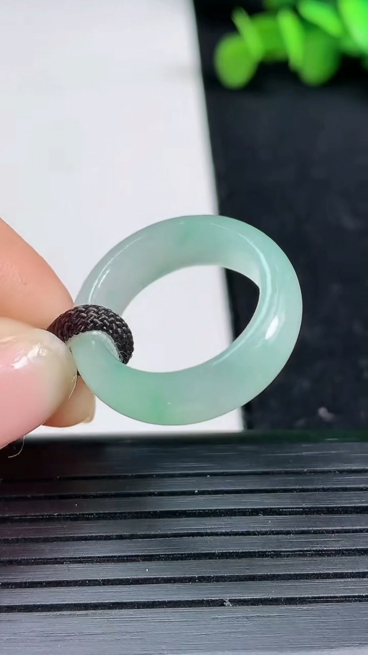 天然A货翡翠指环戒指尺寸15.9-6.4-3.7重量:4.61g2026年3月19日
工厂直销收藏佳品,种好水足，色泽均匀，有种有色，上手高大气！