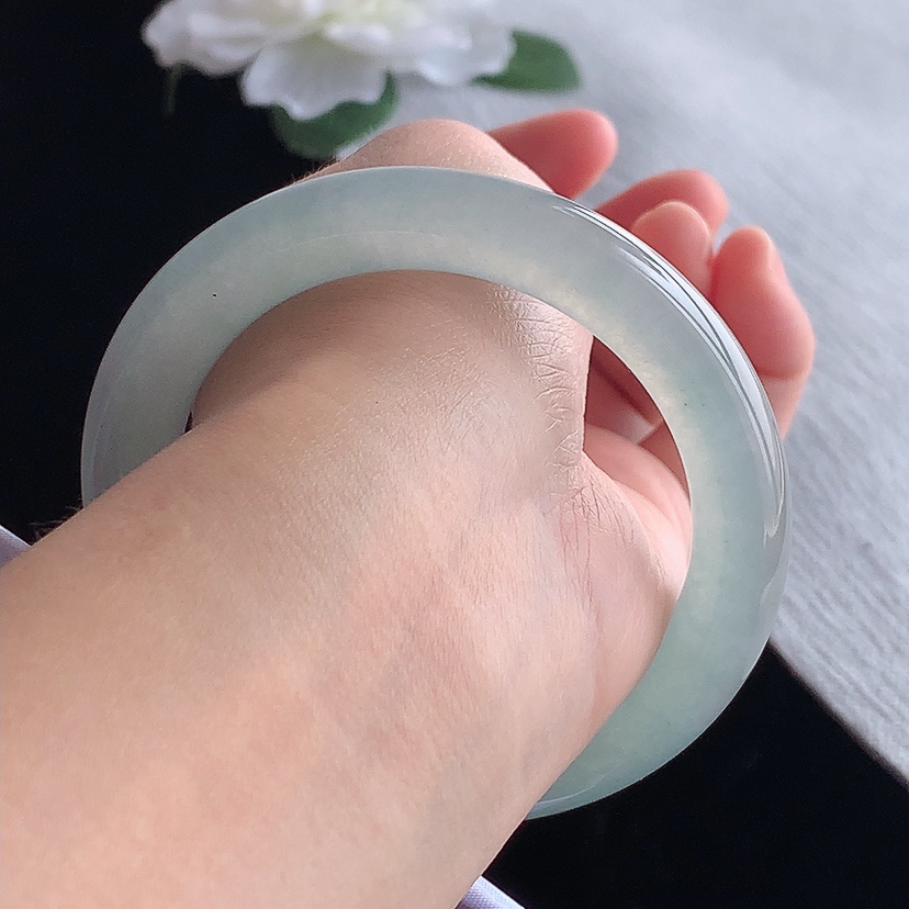 天然A货翡翠晴水圆条手镯54-55圈口 
尺寸54.8-9.9mm 0318