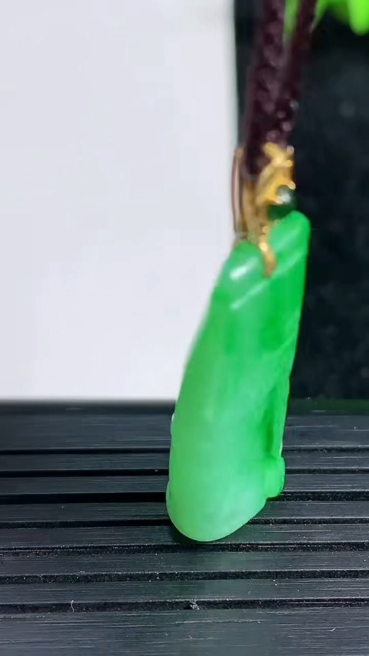 天然A货翡翠节节高升 竹节吊坠尺寸30-11.6-6.3重量:4.76g
3月19日