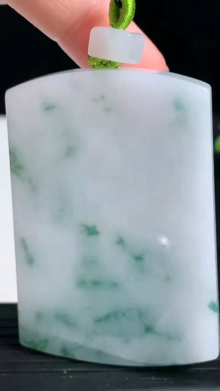 天然A货翡翠飘花无事牌吊坠尺寸59.8-41.3-6重量:45.68g
3月19日